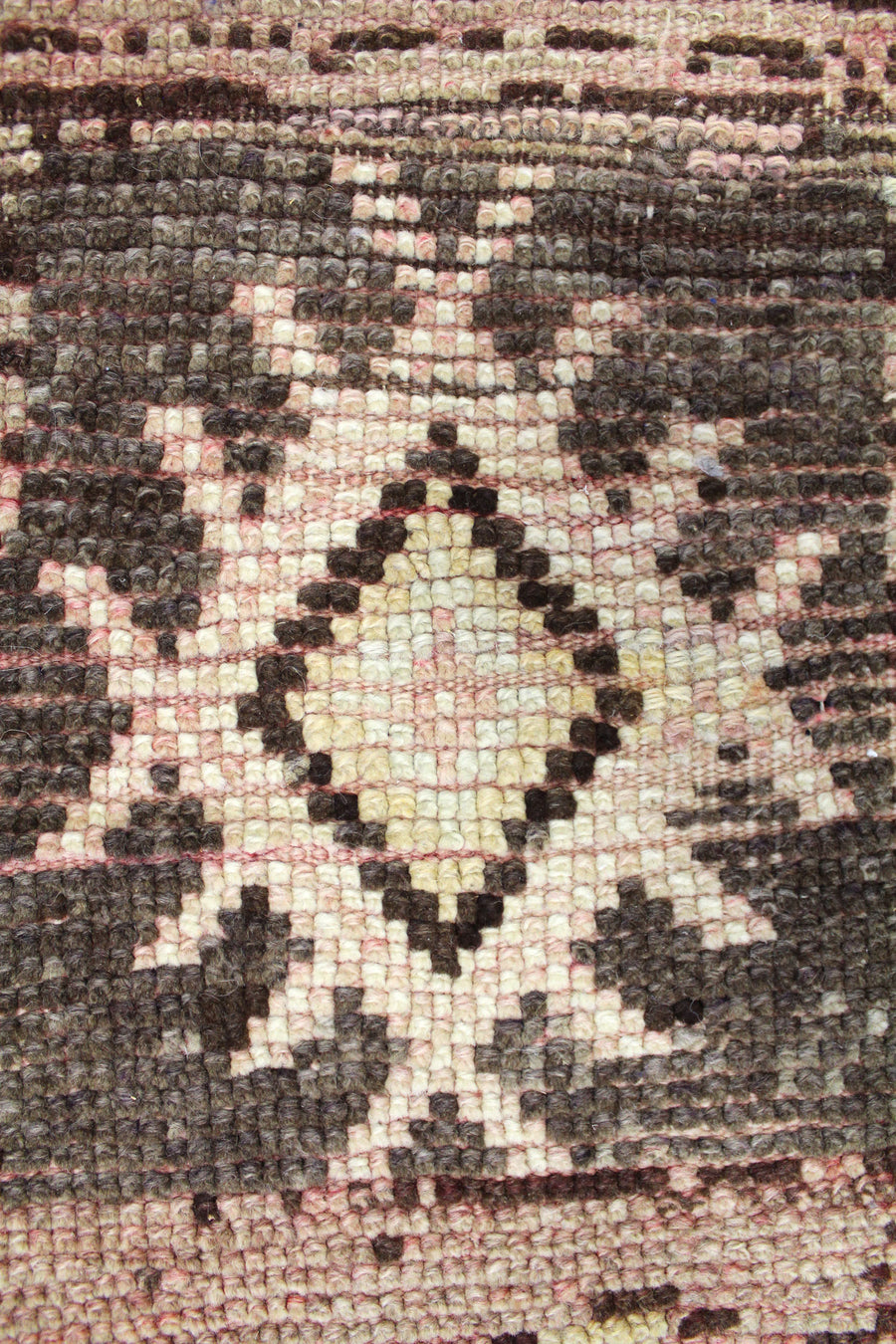 MOROCCAN HANDKNOTTED RUG, 61917