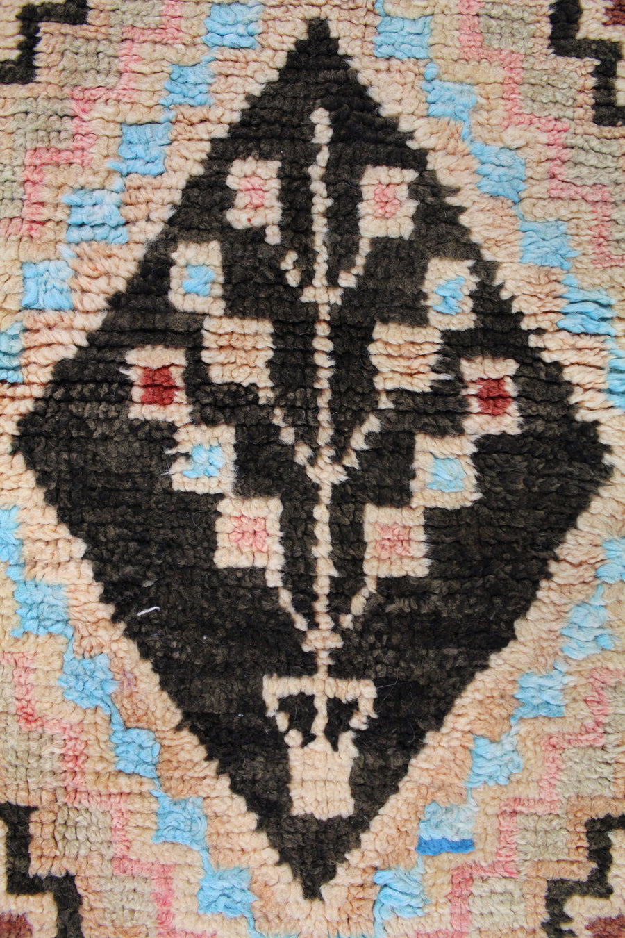 MOROCCAN HANDKNOTTED RUG, 61924